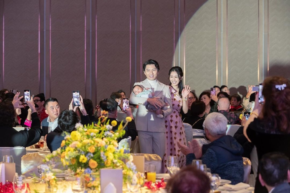 袁偉豪和張寶兒為兒子辦百日宴。