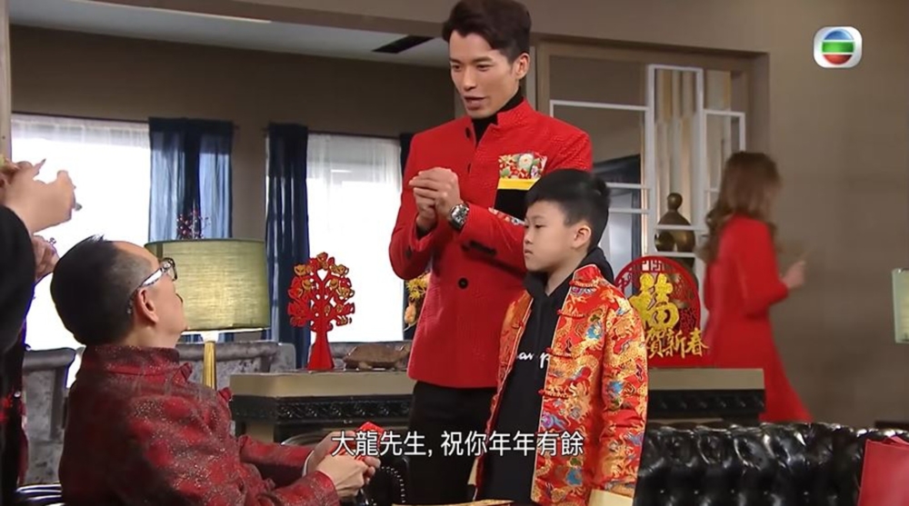 一位爸爸分享指，他帶兒子到兩家經濟條件不一的家庭拜年。