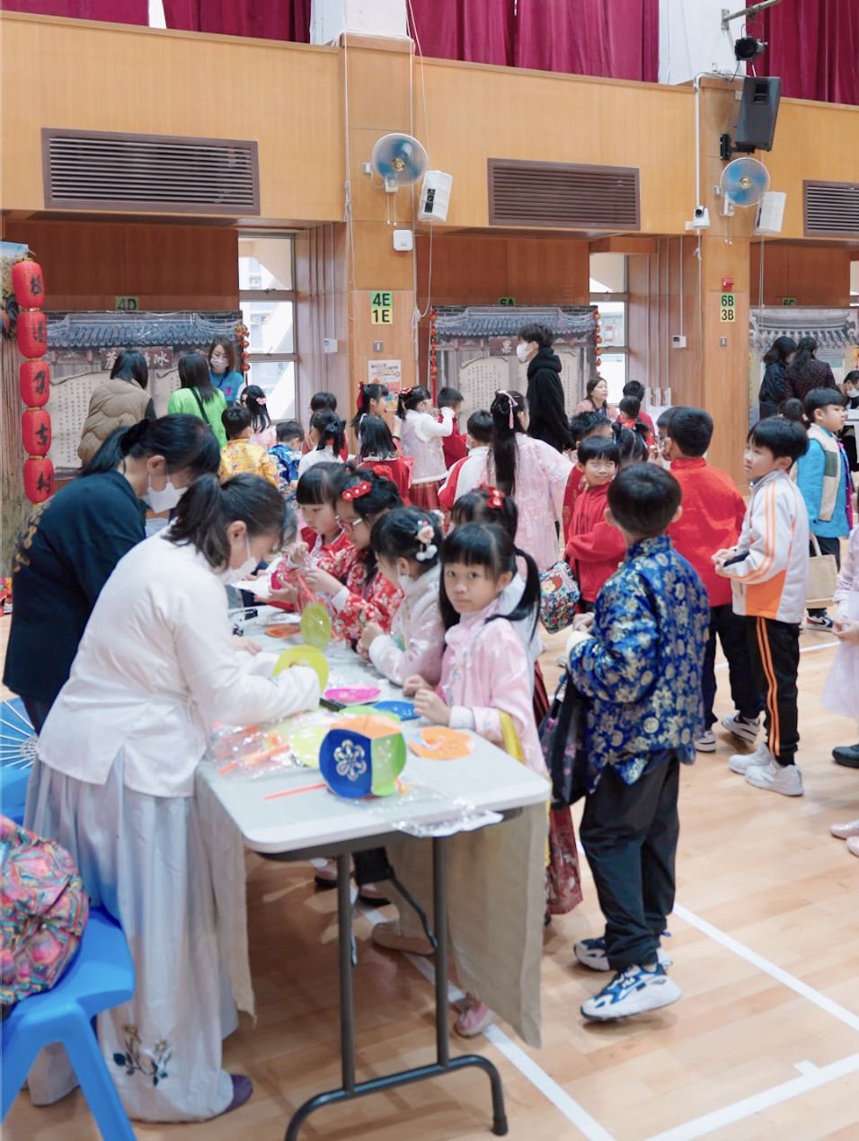 港澳信義會明道小學舉辦了「龍躍明道賀新春」活動，整個禮堂變新年市集！