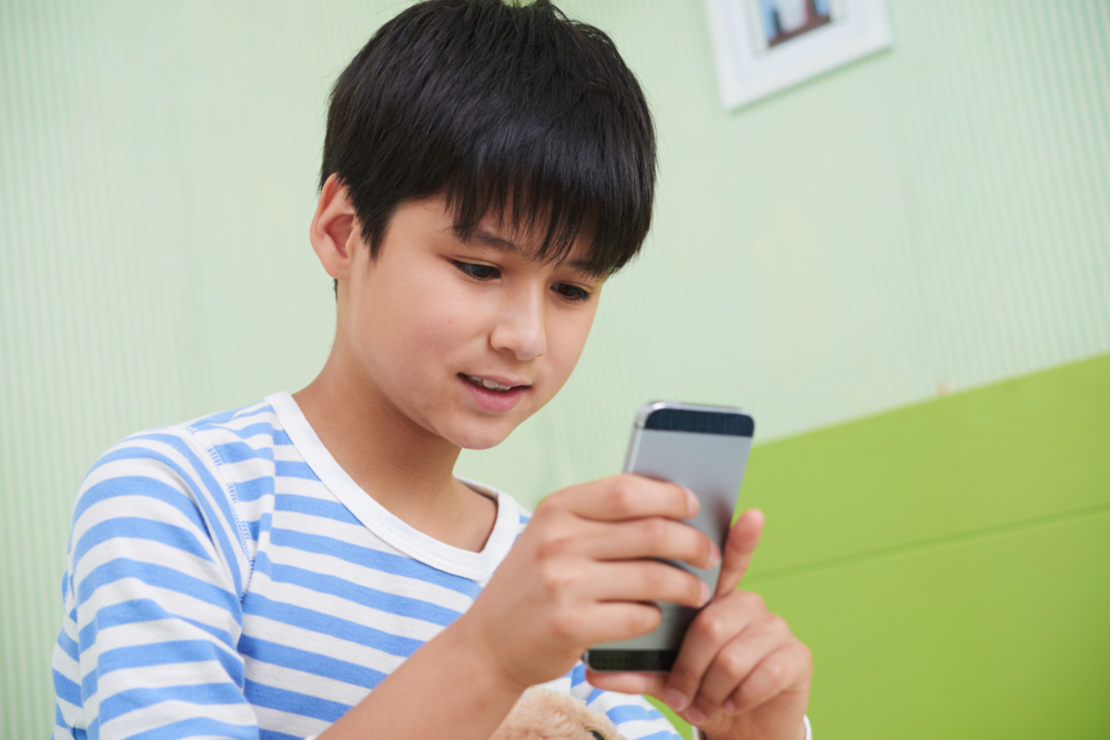 媽媽指兒子日前因在補習班玩手機,被老師發現,沒收手機。