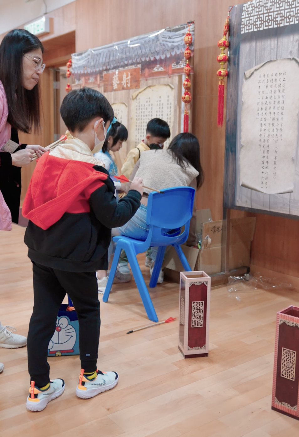 同學正試玩投壺。