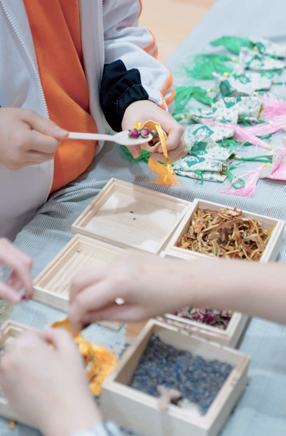 同學正製作香包。