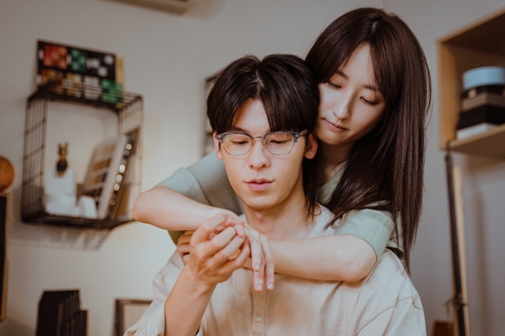 背後擁抱代表了伴侶之間彼此信任。