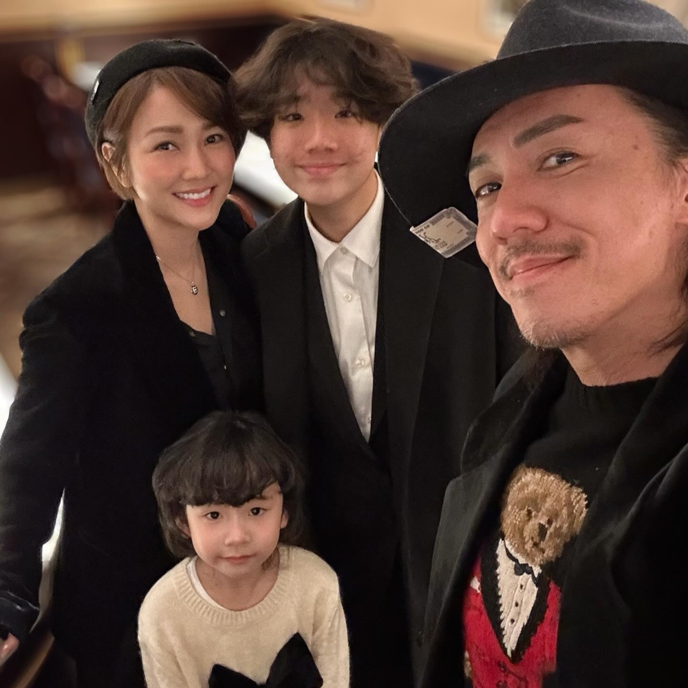 謝安琪與老公張繼聰、一對仔女相處融洽。