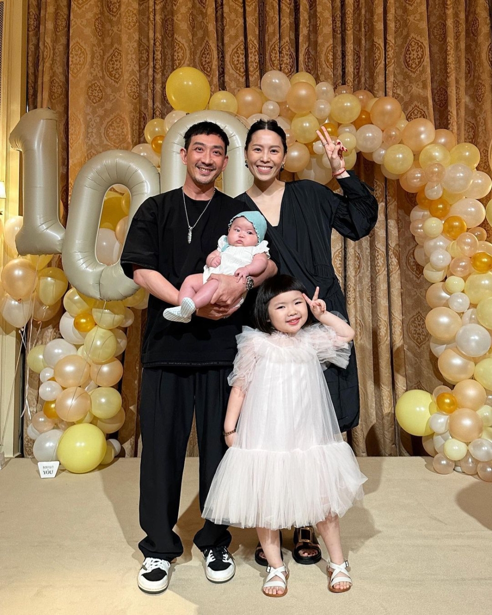 李璨琛和太太梁志瑩舊年亦筵開多席慶賀細女Sucy百日宴。