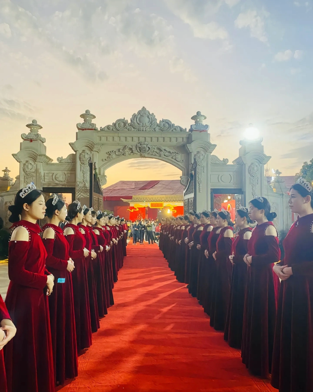 現場有禮儀小姐迎賓。