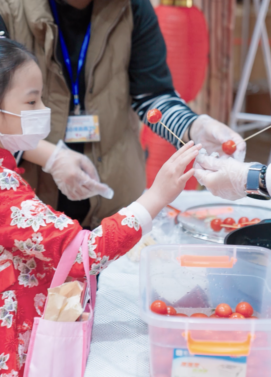 現場有冰糖葫蘆、涼果、糖蔥餅等傳統小食。