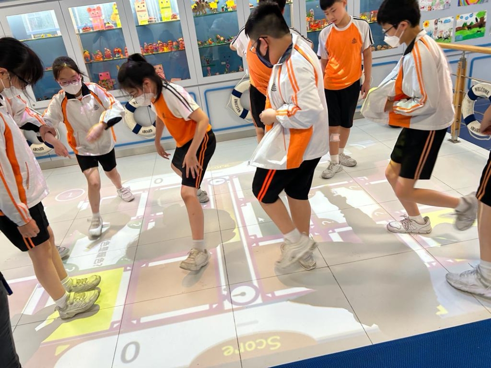 學校會開放不同的設施。