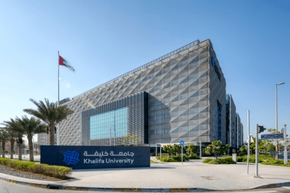 哈利法大學(Khalifa University)是公立大學。