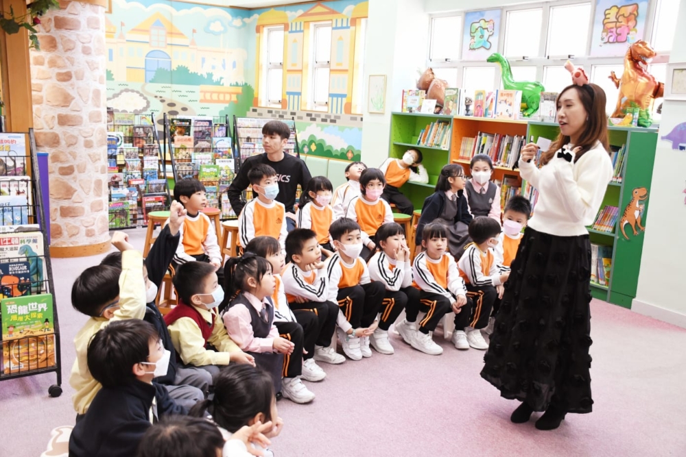 副校長正與同學分享故事。