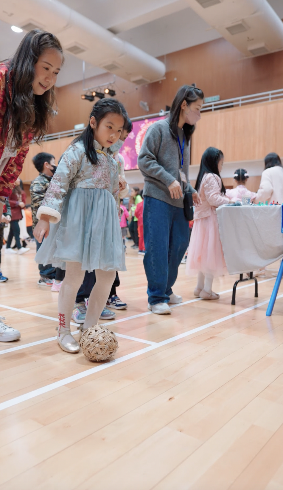 足球也仿製成古時蹴鞠的模樣！