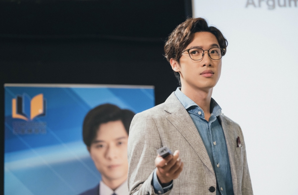 一位媽媽不滿控訴,補習老師在發現兒子玩手機後,竟沒收手機。