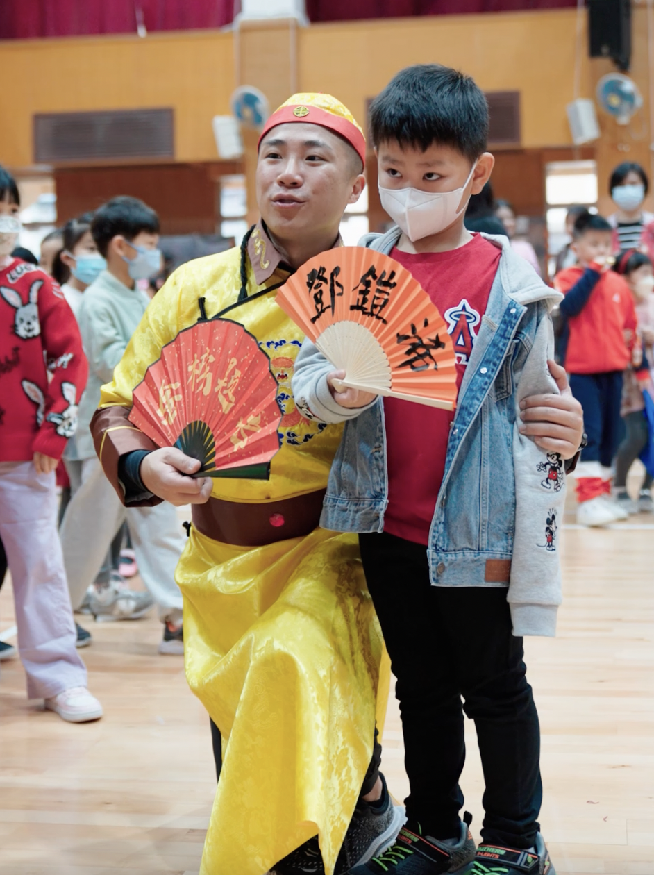 老師也穿上了特別服飾，與學生互動。