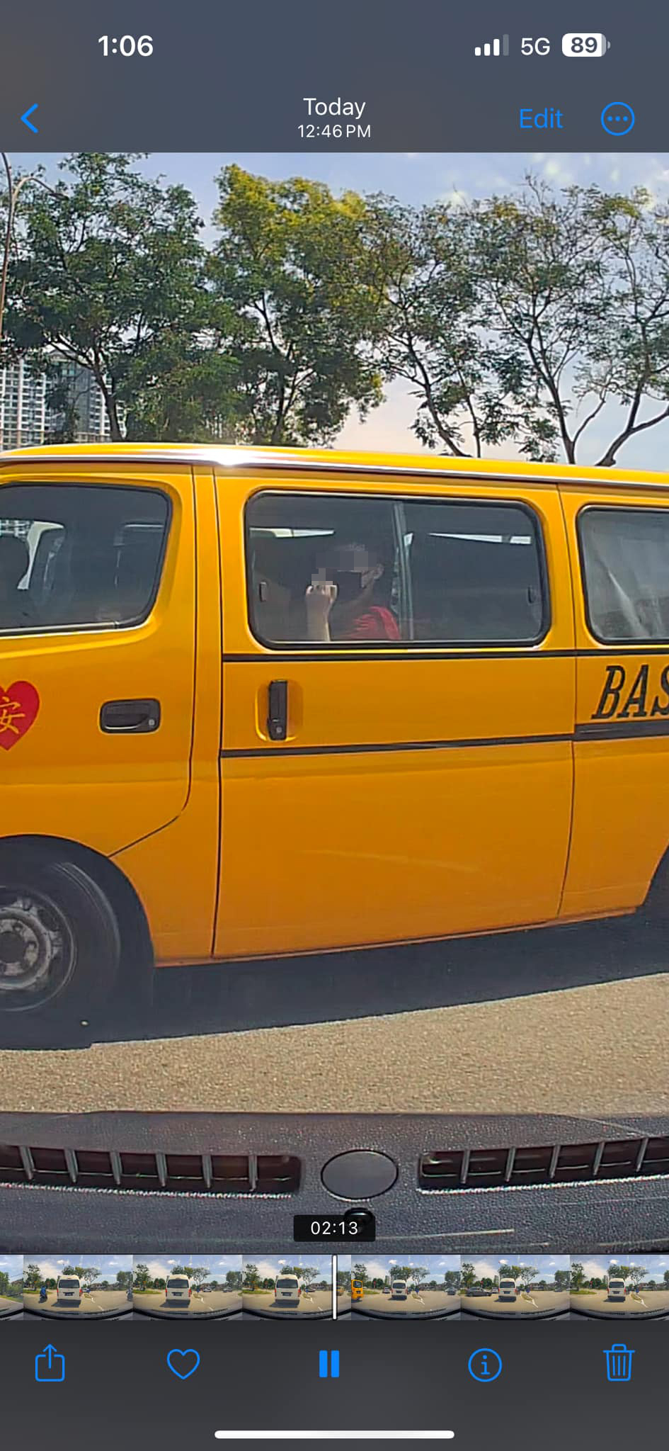 坐在校巴內的一個男學生,竟對著事主「豎中指」。