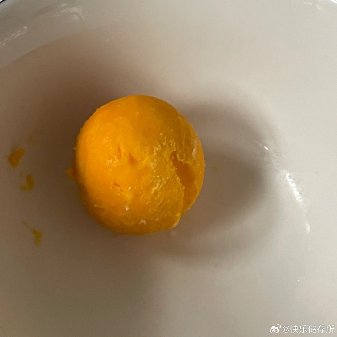 事主的父親發火命令他吃掉蛋黃。
