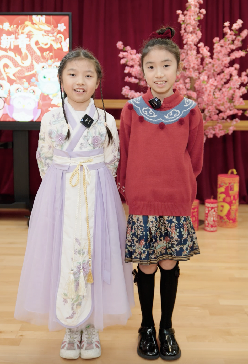 兩位高年級同學對傳統食品感興趣，品嘗了糖蔥餅和冰糖葫蘆。