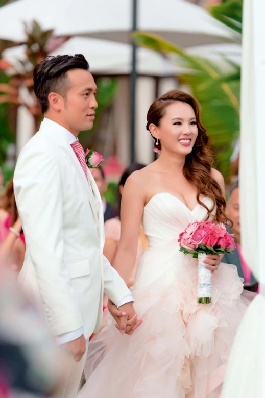 楊洛婷和Dear Jane主音黃天翱(Tim)在夏威夷辦婚禮。