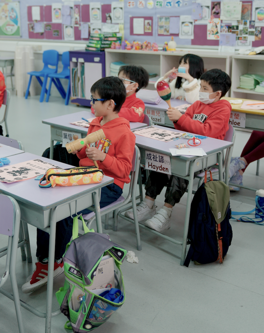 學生以樂器合奏賀年歌。