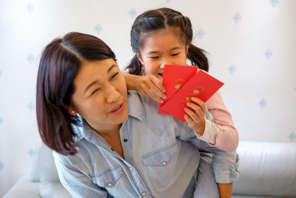 由於女孩對金錢還沒太多概念，所以這筆巨額利是便暫時由媽媽保管。