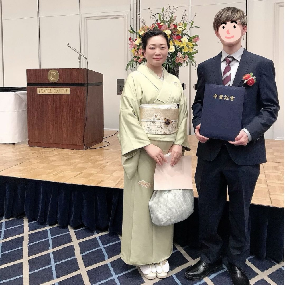 菊池女士和當年高中畢業的長子。