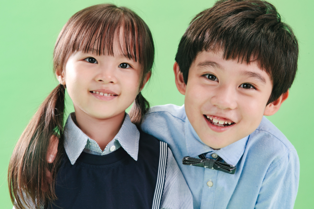 台灣有補習社以一對讀小學生兄妹的優秀表現作宣傳。