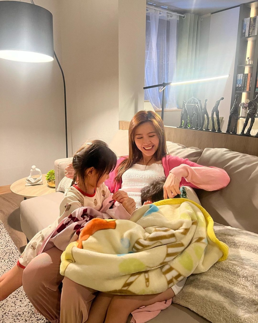 吳若希(Jinny)和何兆鴻婚後誕下一對子女。