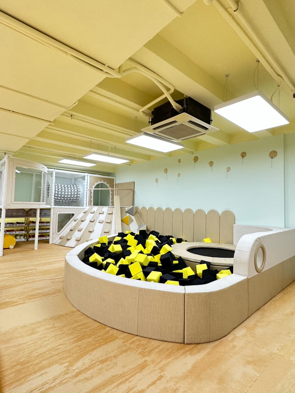 Just KIDding Playhouse有大型波波池。