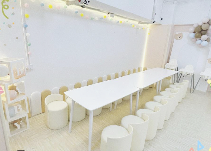 Kidcation Playhouse大人用餐區。