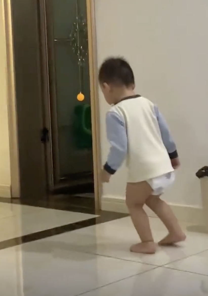 兒子經多次提醒要「輕輕走路」,結果變得躡手躡腳。