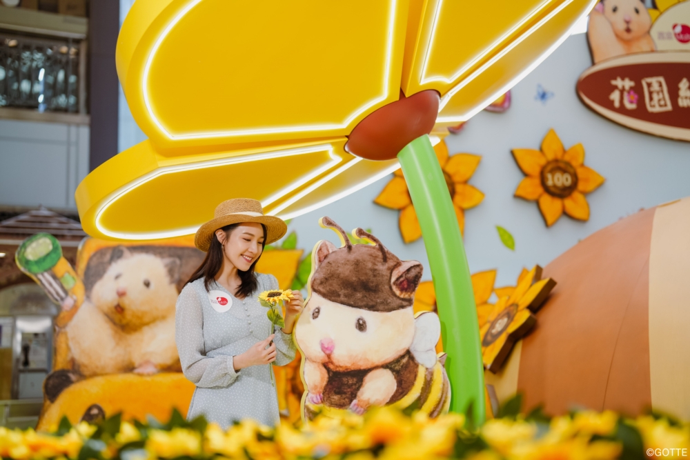 在向日葵下 Cos 小蜜蜂的助六。