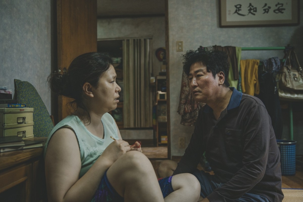 一名基層學生的父母在他幫學生補習期間「喺個廳講晒粗口嗌交」。