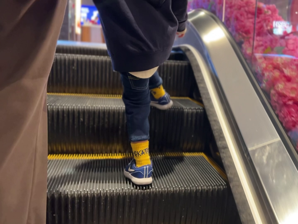 服用「正品生長鈣」後,泰賢一下子長高3厘米,本來偏長的褲子也變得不合身。