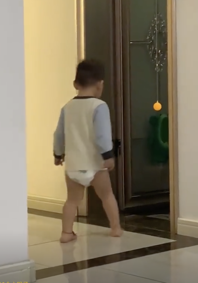 甚至同手同腳。