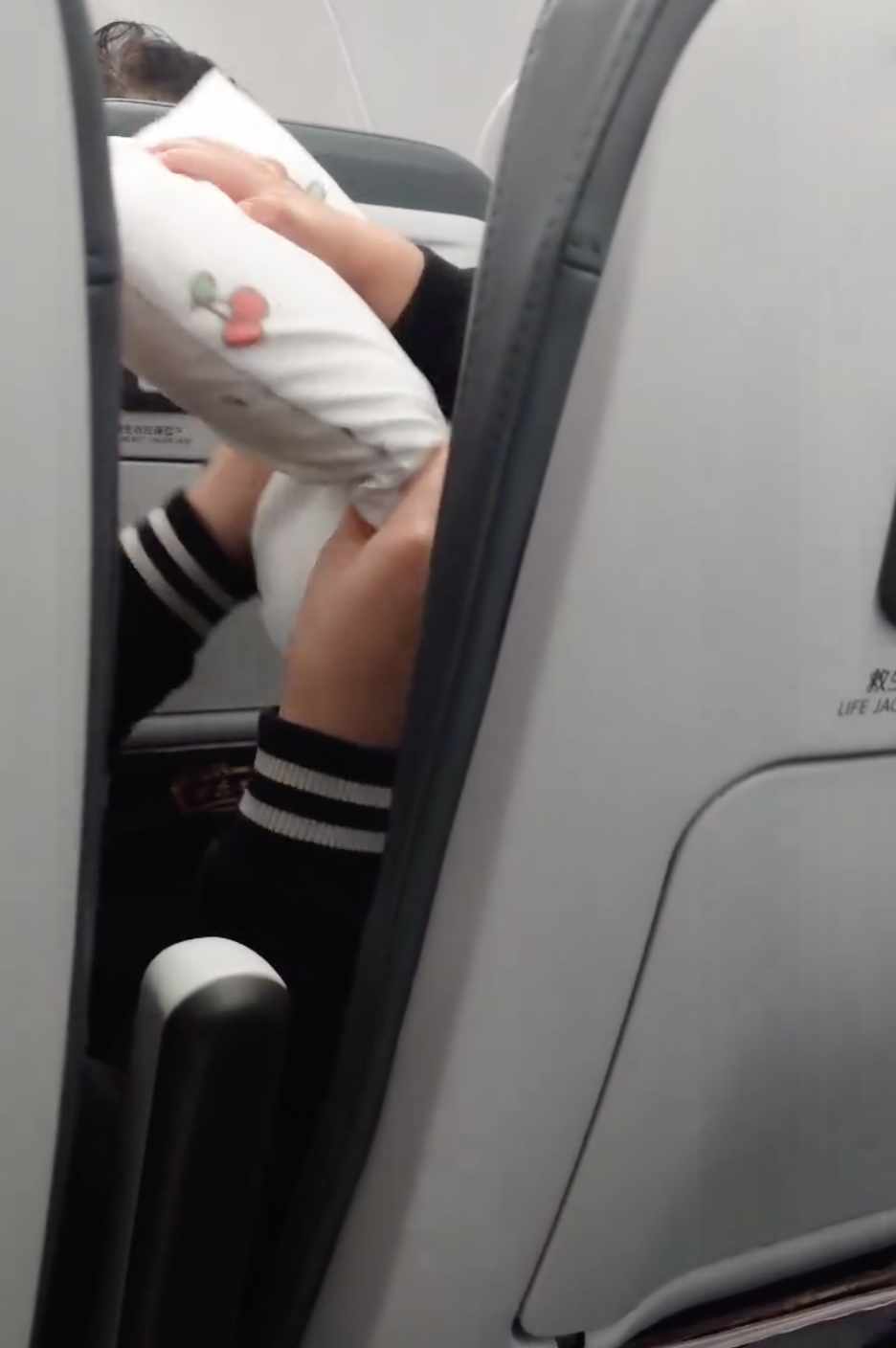 父母和小朋友玩鬧。