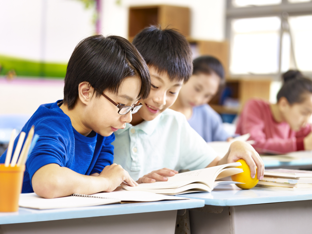 學生應多說多聽英文