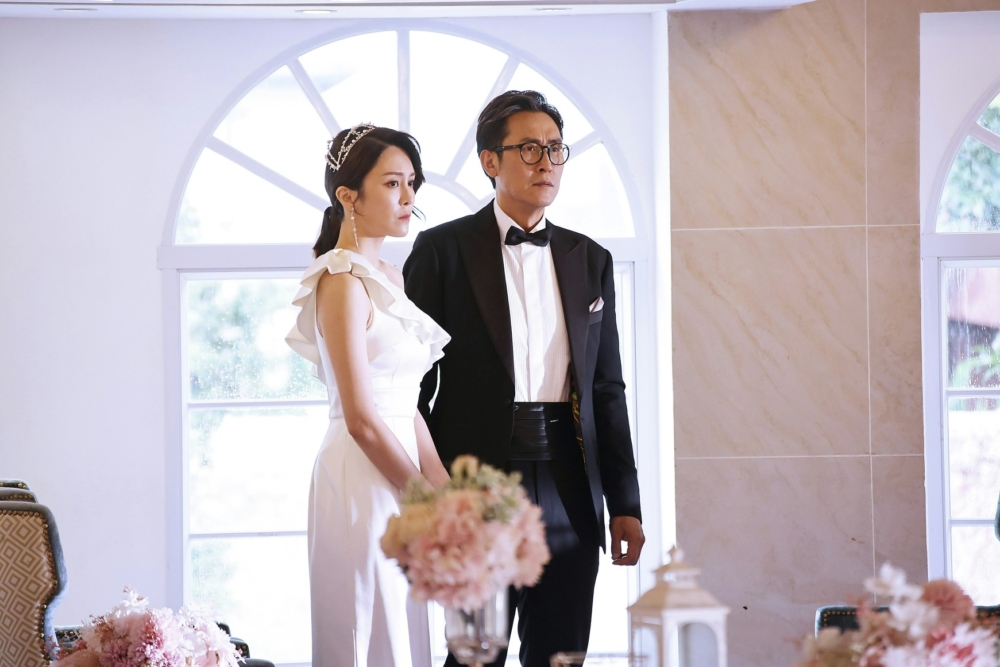 夫妻拍拖十多年後，為了結老人家心願而結婚。