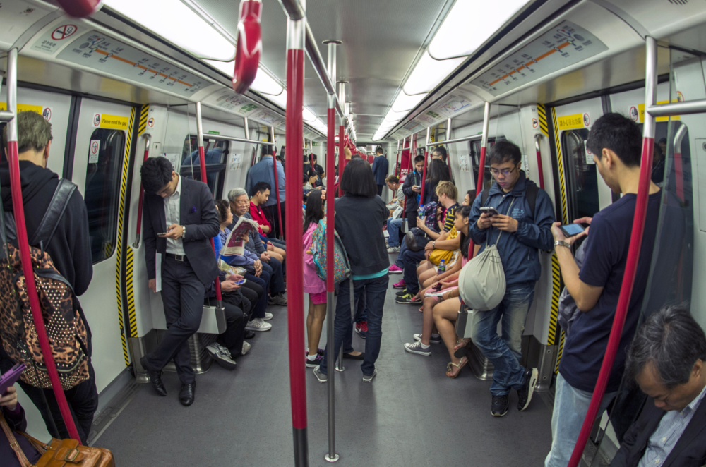 母女搭港鐵，不滿無人讓座，暗諷乘客：老師冇教要讓座俾小朋友？