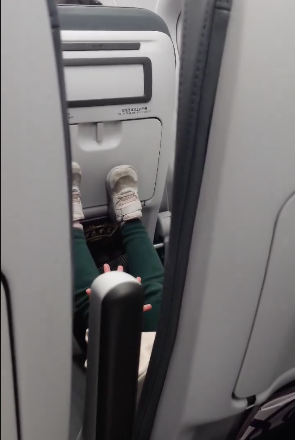 小朋友扭計踢凳，父母沒阻止。