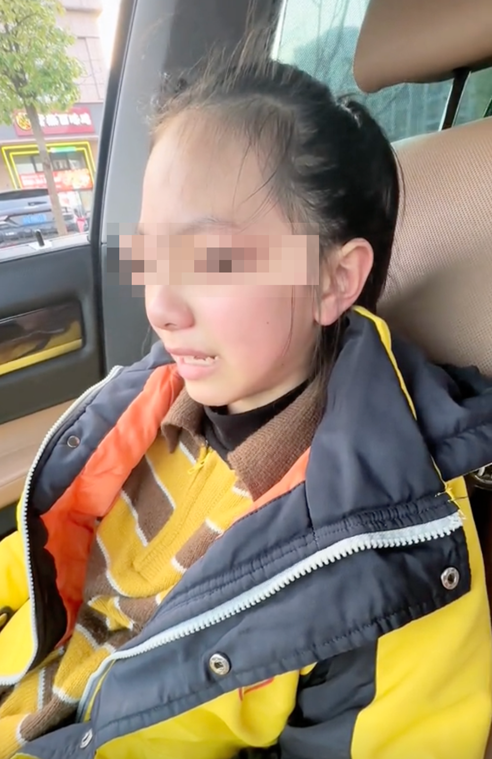 女兒嫌棄爸爸穿著太顯眼而哭泣。