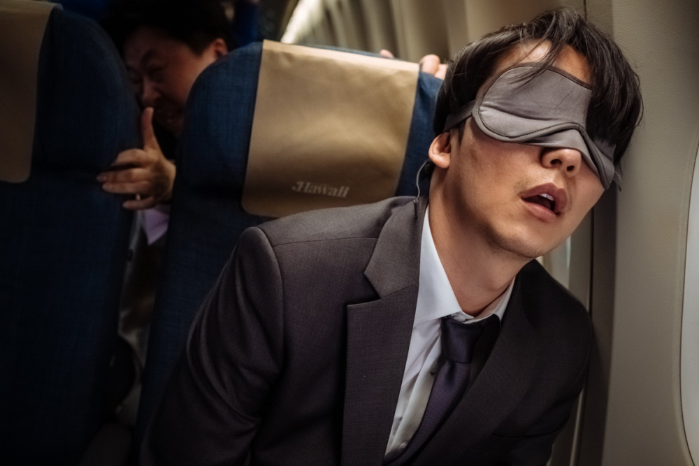 BB出國｜乘客不堪其擾，斥責父母不該帶小朋友出國旅行。