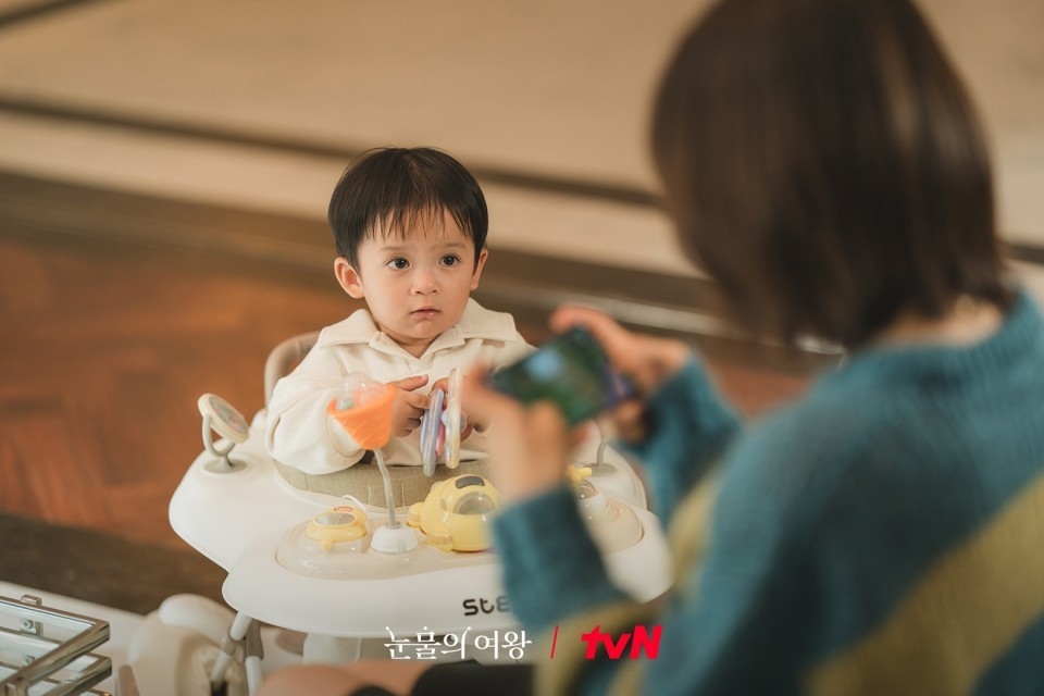 BB出國｜樓主朋友帶2歲半小朋友搭飛機，結果孩子哭鬧引起乘客不滿。