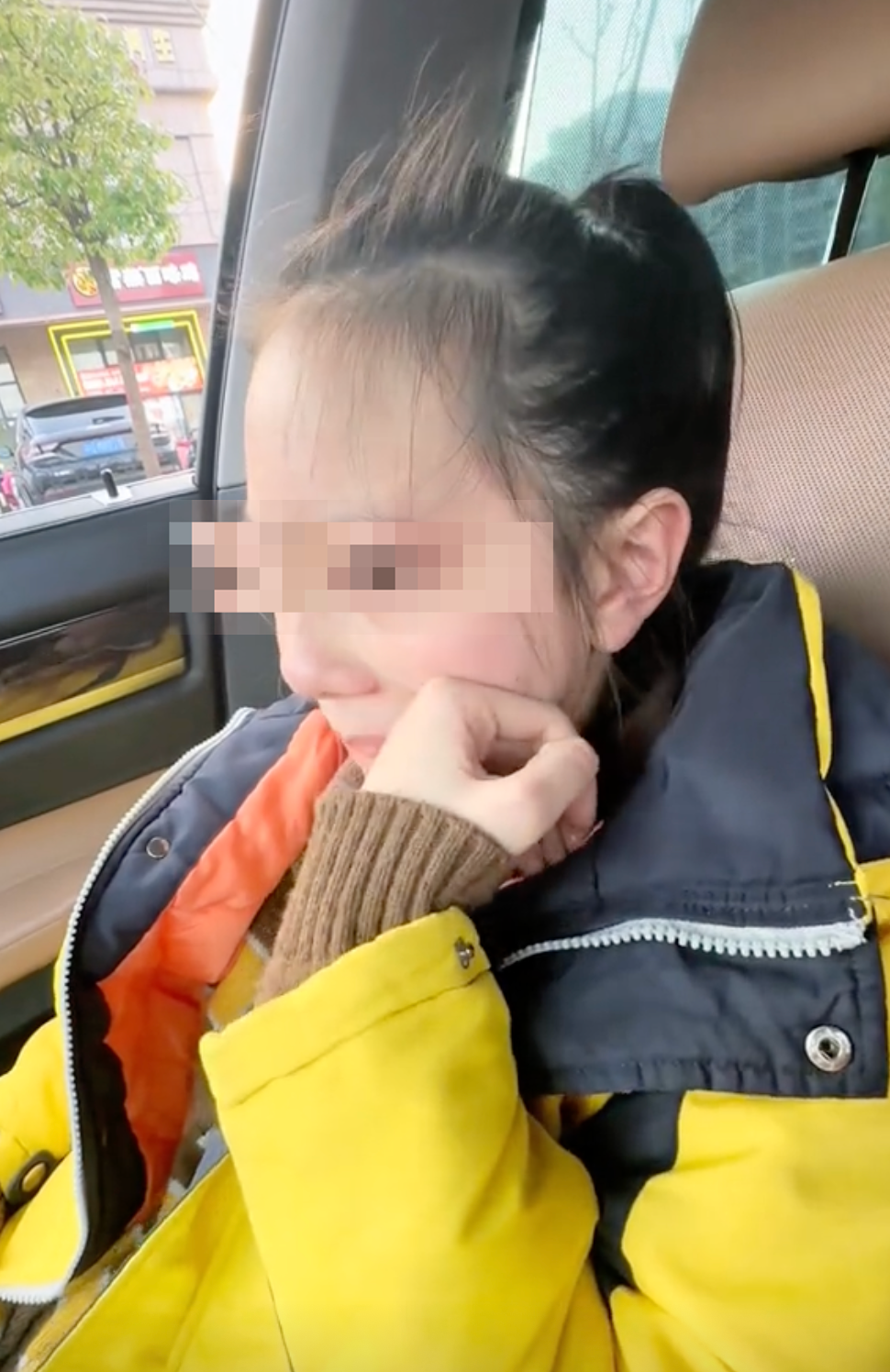 女兒問爸爸:「你難道沒有一件正常點的衣服嗎?」