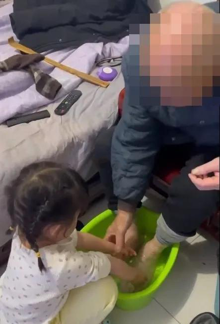 劉先生的女兒幫老人洗腳。