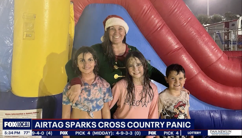 媽媽收到AirTag發出的通知。