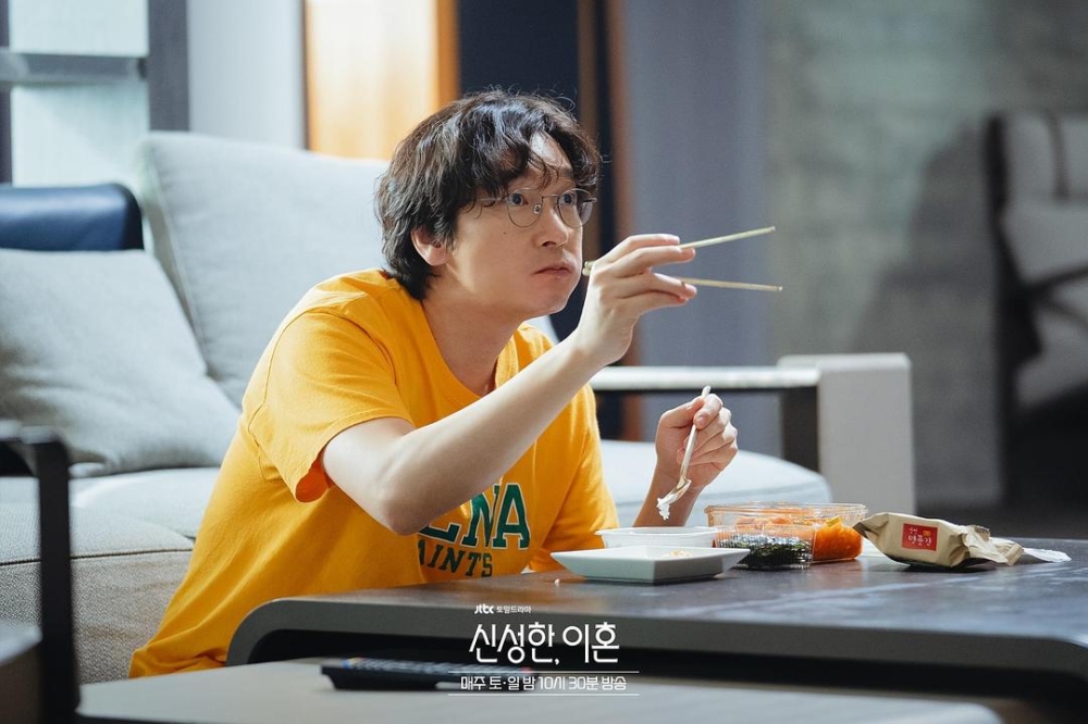 人妻將隔夜餸給老公吃，果然讓奶奶著急。