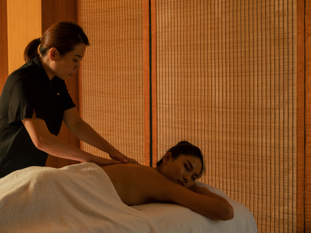 預約指定90分鐘的臉部或全身按摩療程，可獲贈額外15分鐘眼部護理