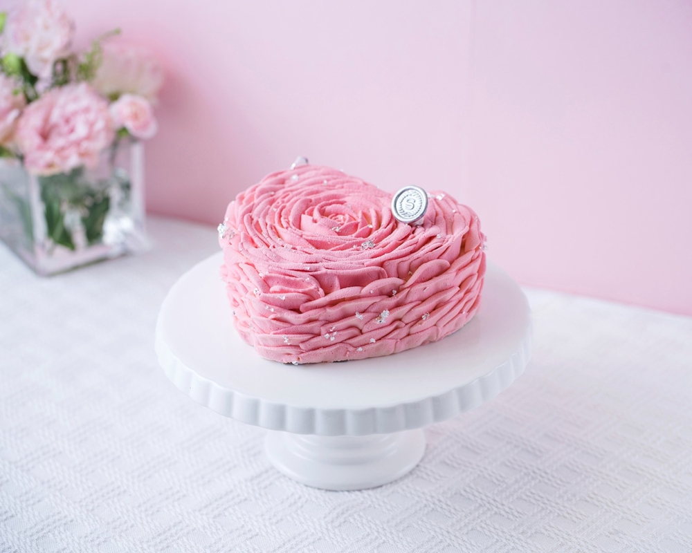 母親節蛋糕2024｜香港喜來登酒店旗下喜嚐餅店推出母親節限定粉紅玫瑰花蛋糕。