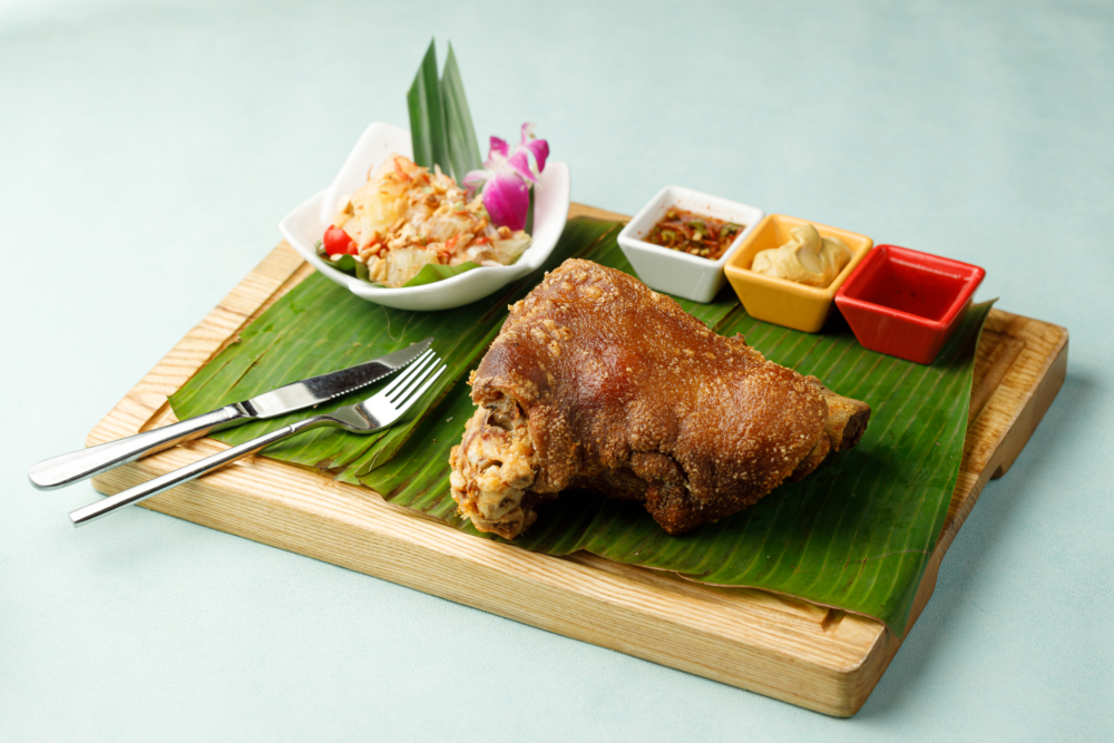 主菜包括泰式脆脆豬手、泰式海鹽焗原條銀鰽魚、去骨海南雞等