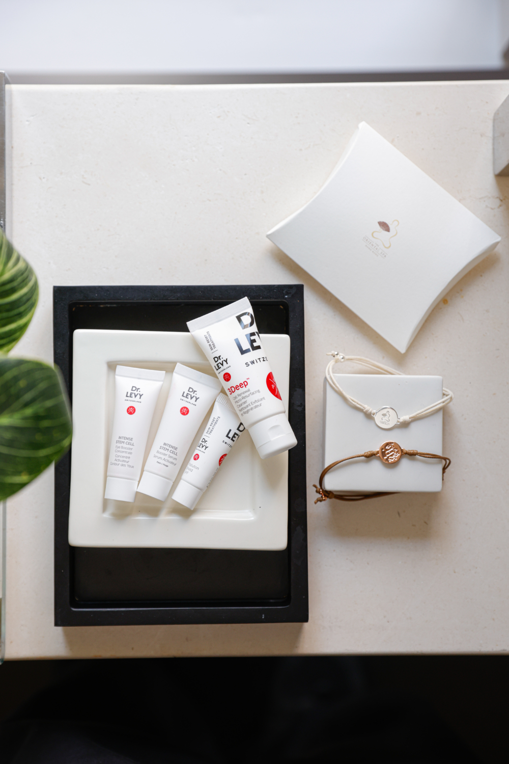 可免費獲贈 Dr. Levy 護膚品和可持續發展品牌 Niin 出品並刻有中國十二生肖的訂製手鍊