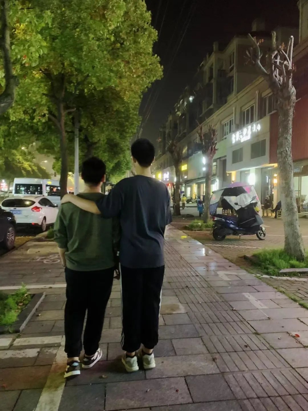 兒童增高|同齡孩子身高只到男童耳部位置。